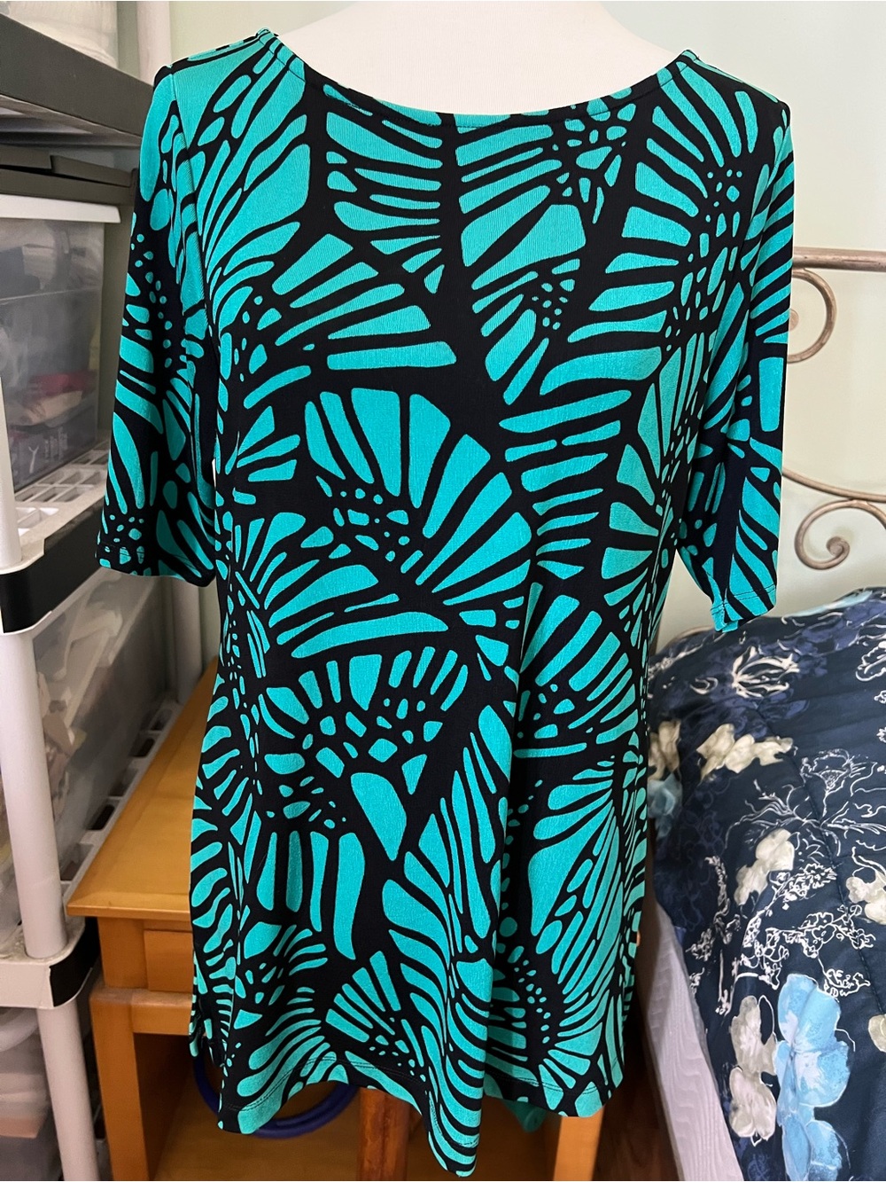 Chico's Women’s Size 2 (L) Turquoise and Black Geometric Short Sleeve Blouse